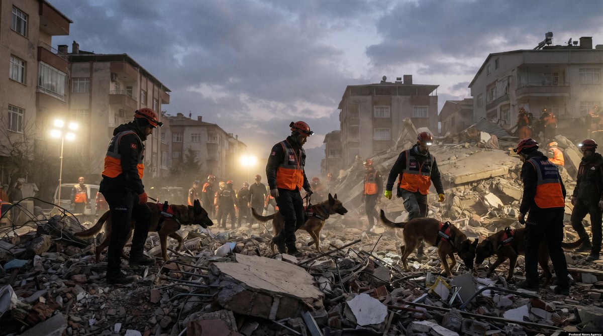 Equipos internacionales de rescate con perros rastreadores trabajan entre los escombros en Venezuela al tercer día del terremoto