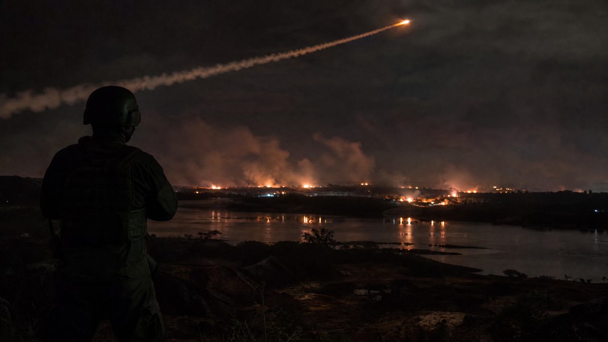 Rastro de misil en el cielo nocturno sobre el Arco Minero del Orinoco