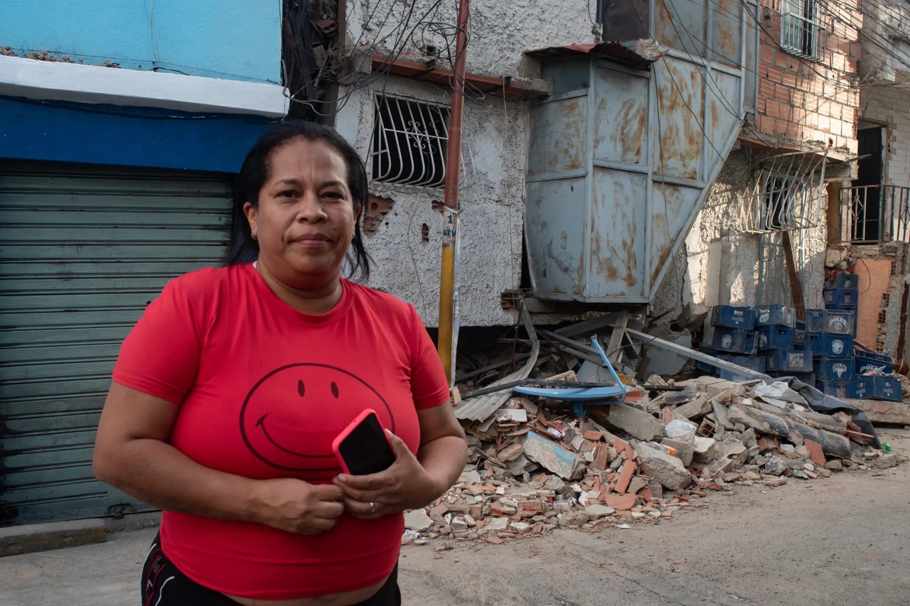 Vecina del sector Medina Angarita frente a escombros del terremoto, Catia, Caracas