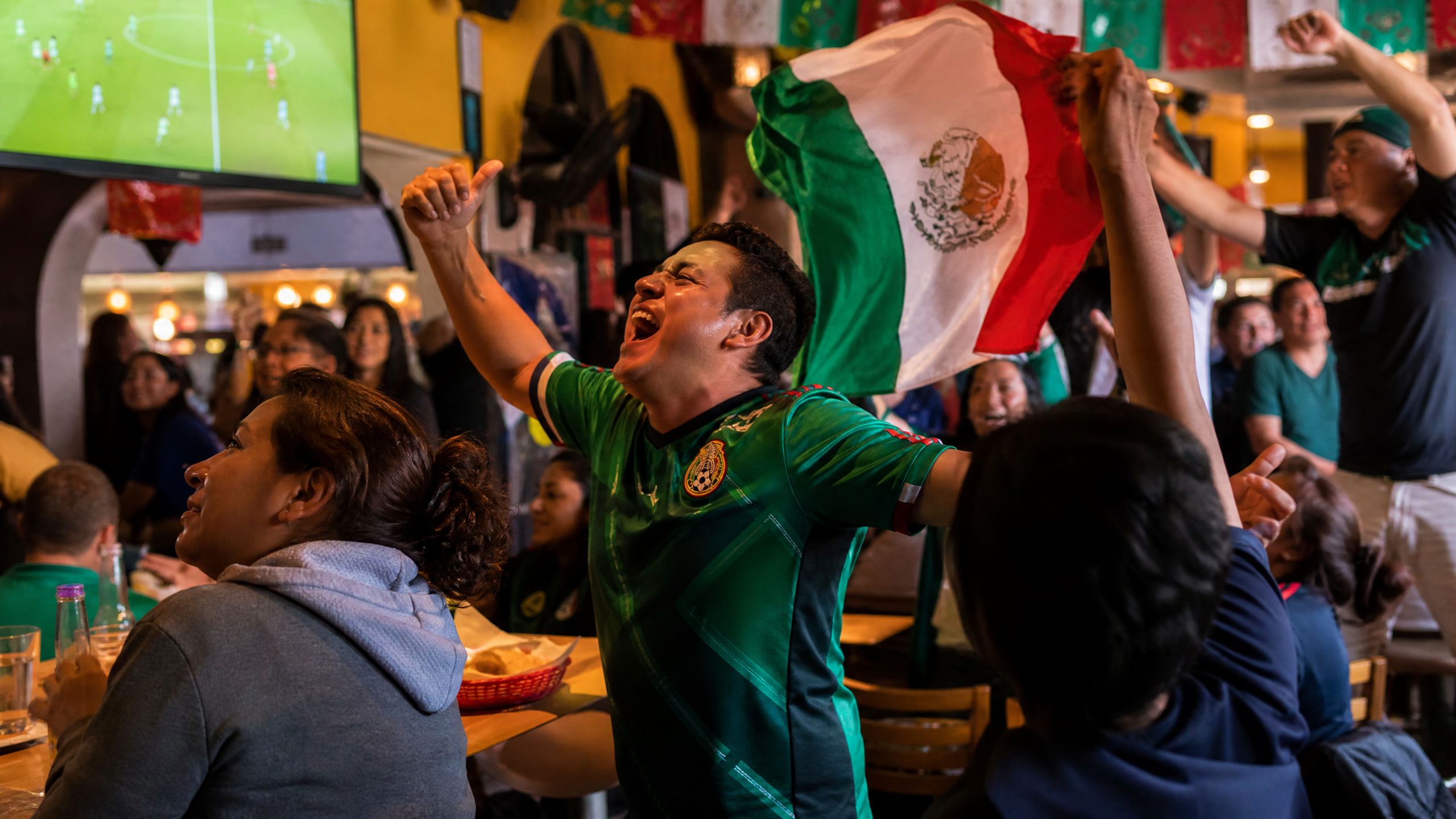 Bar hispano con partido de fútbol en TV