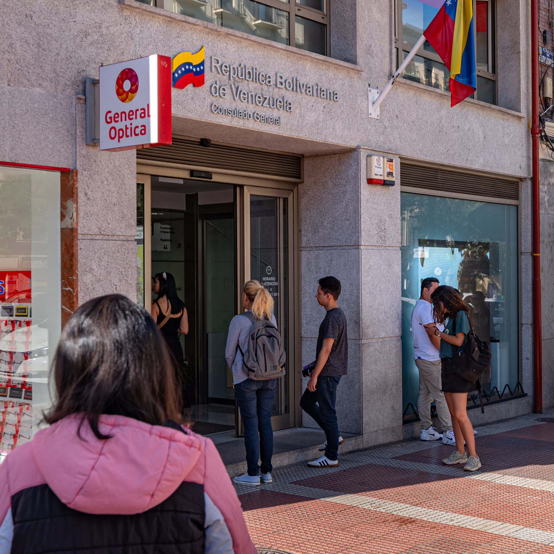Venezolanos en sede consular venezolana en el exterior