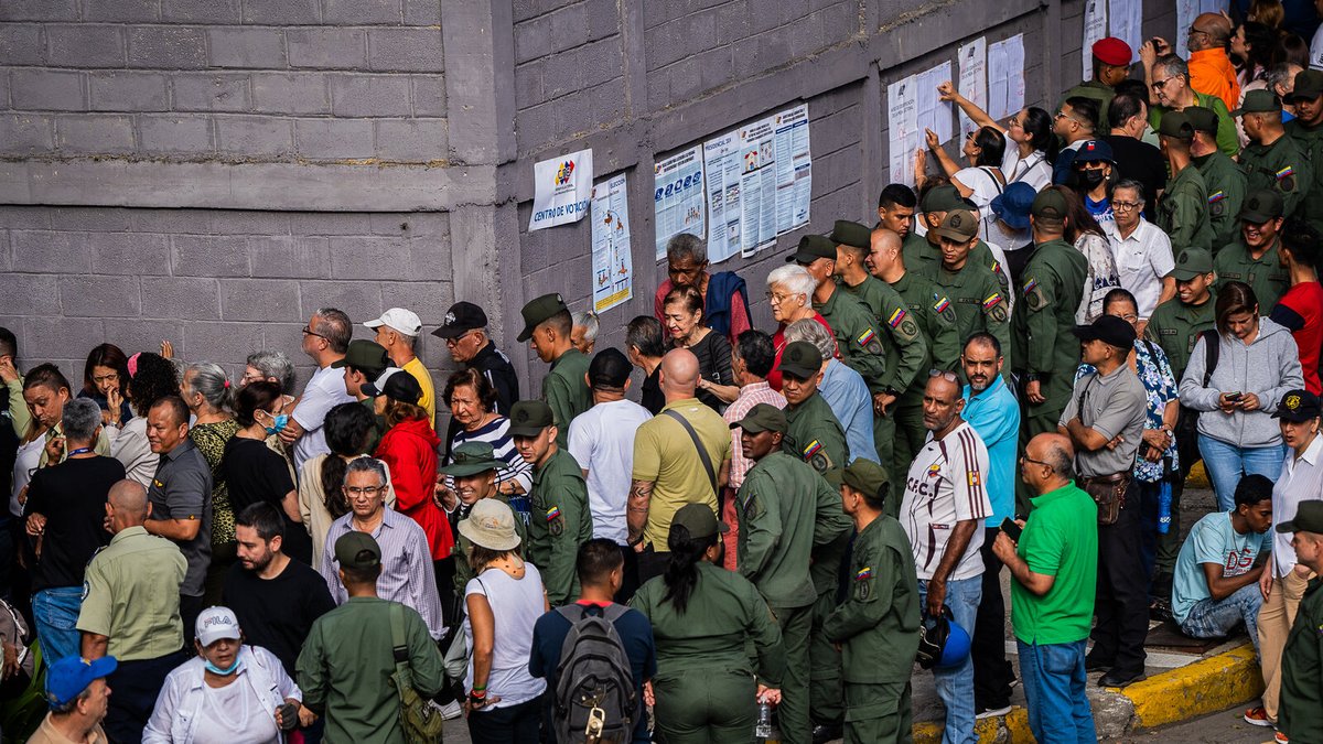 Fila de votantes venezolanos el 28 de julio de 2024