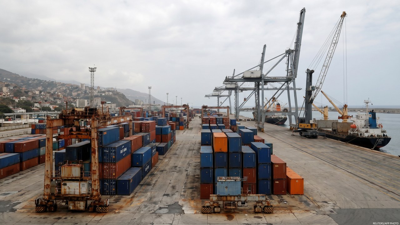 Puerto de La Guaira con infraestructura portuaria — imagen editorial INCÍSOS