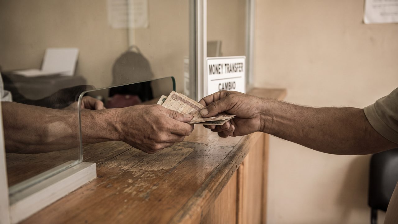 Transacción de envío de dinero — archivo editorial