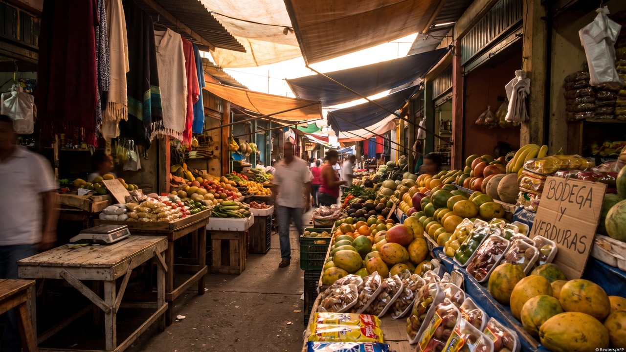 Mercado popular venezolano con productos frescos, símbolo del consumo local que atrae inversión privada