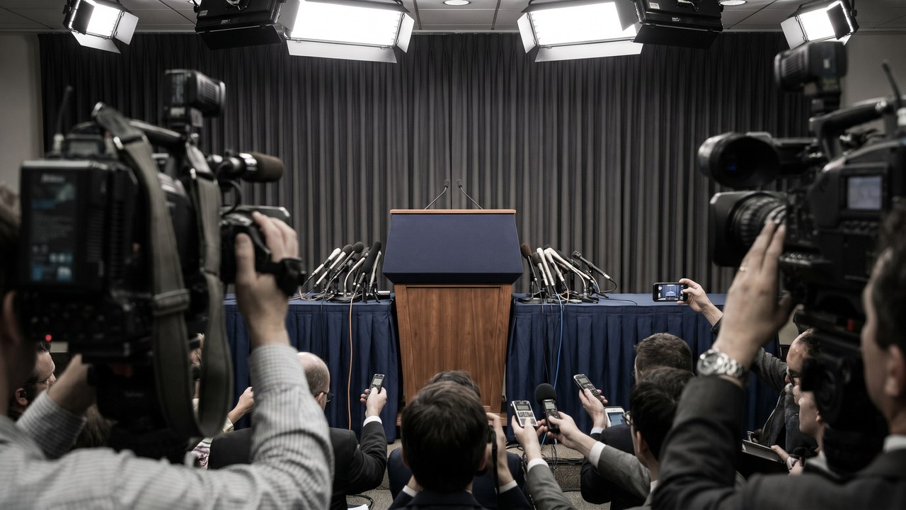 Sala de rueda de prensa con podio y periodistas — imagen conceptual