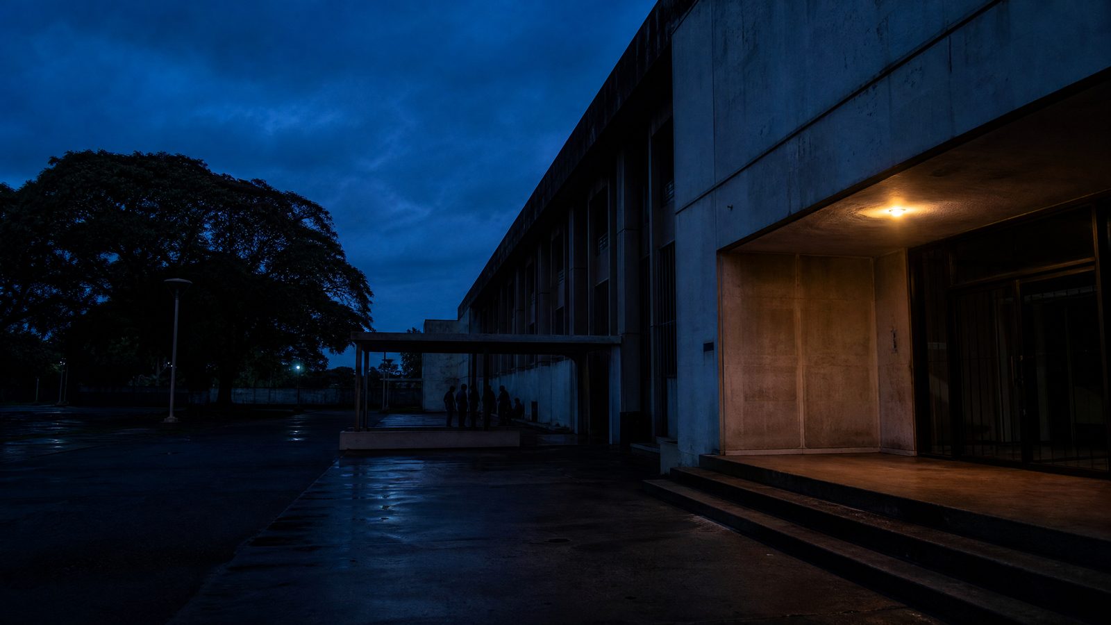 la sede judicial de Carabobo o de familiares esperando