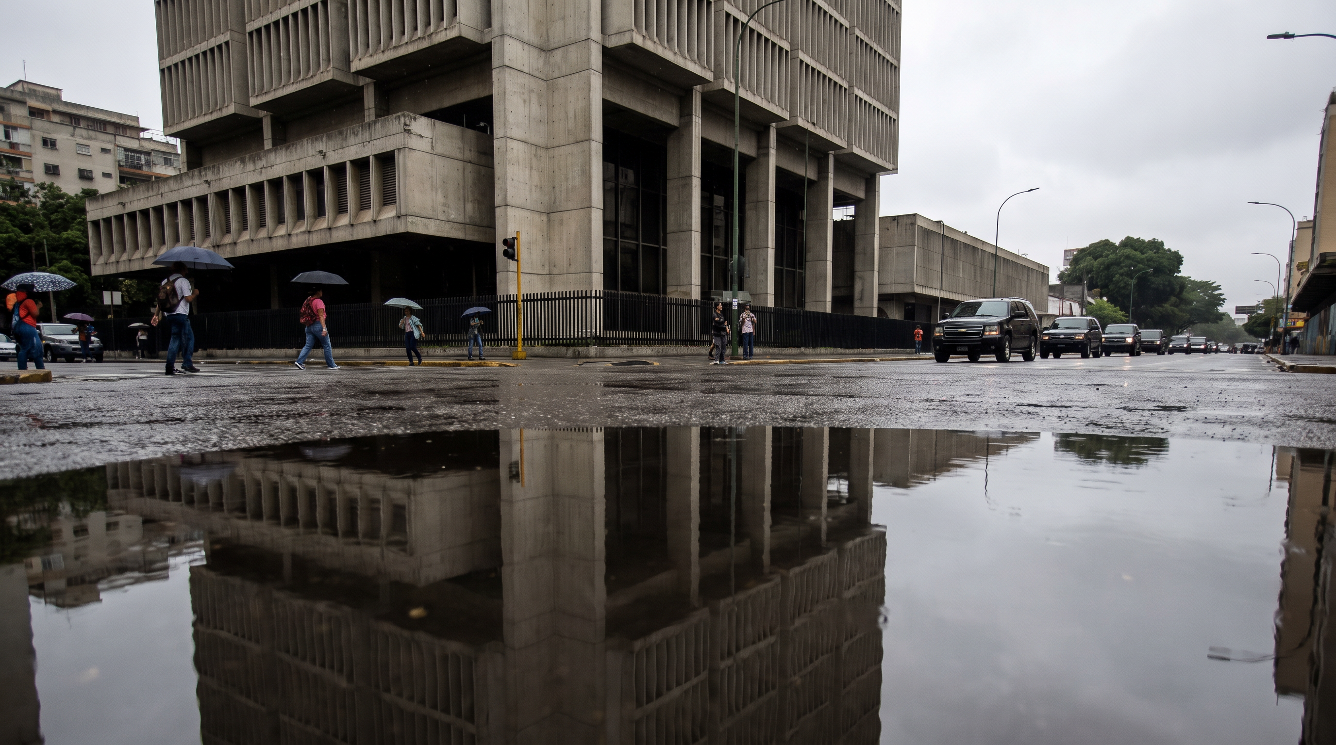 Imagen editorial para: Venezuela decretó emergencia económica un día después de prometer seguridad jurídica
