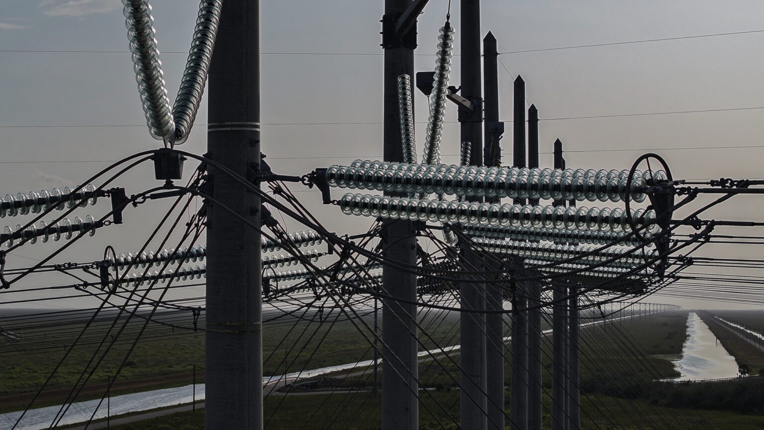 Tendido eléctrico de alta tensión junto a zona residencial