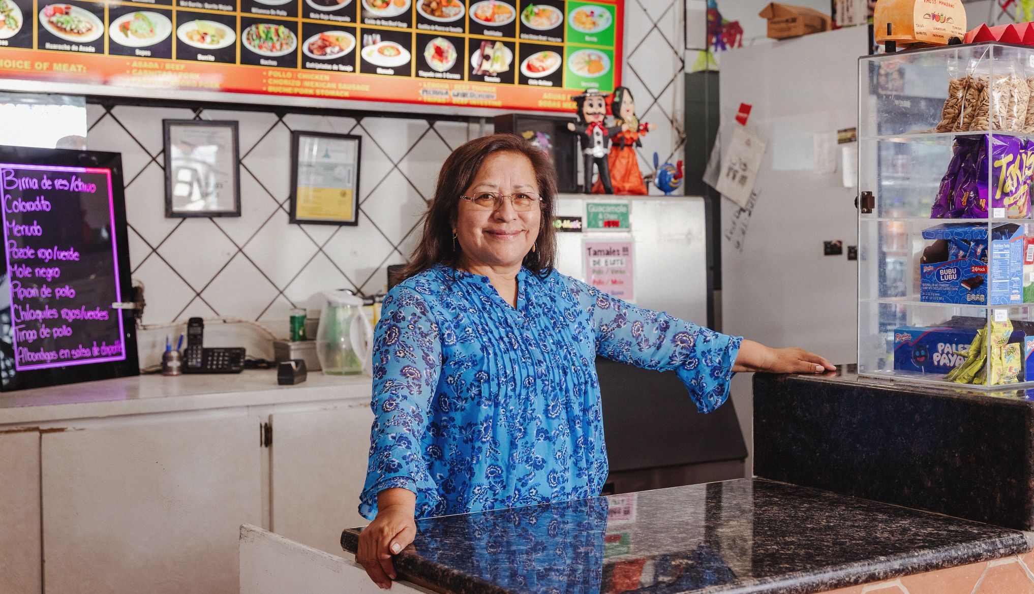 Dueño de negocio hispano en su local