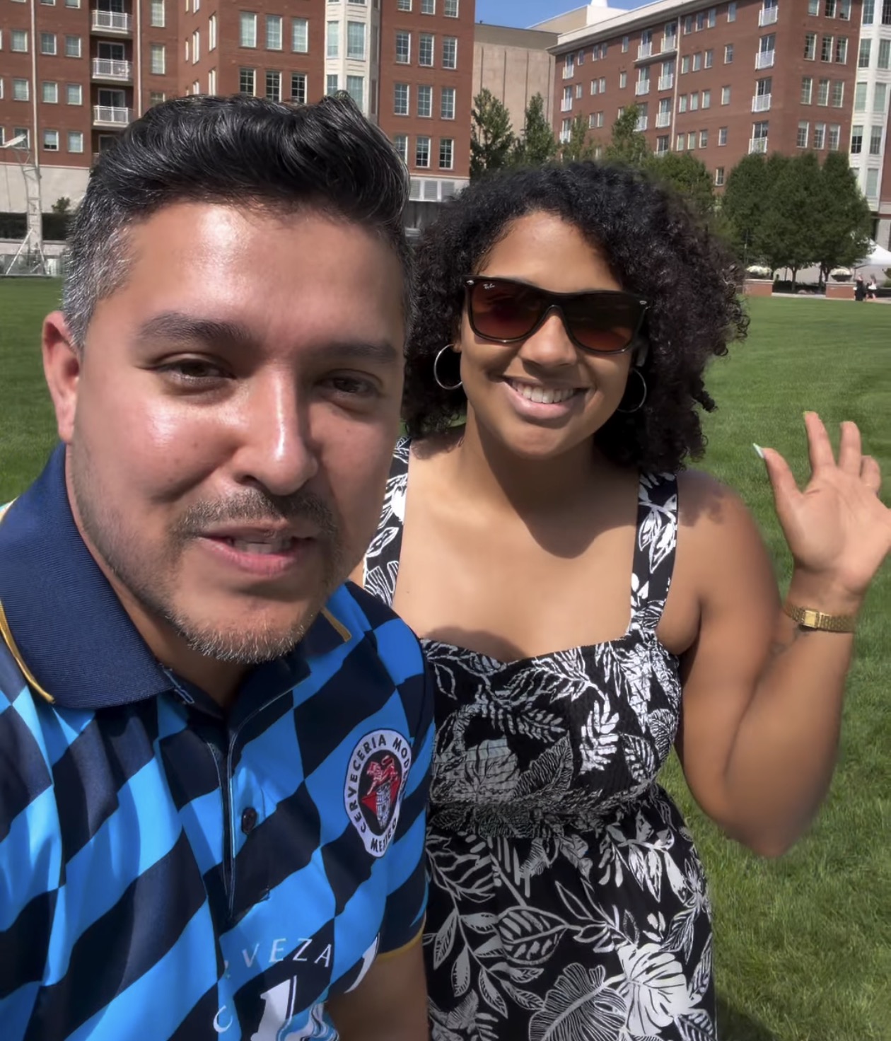 Yerar Márquez (izquierda) y Gaby Pérez, de Ohio Latino, en el Columbus Commons. Foto proporcionada.