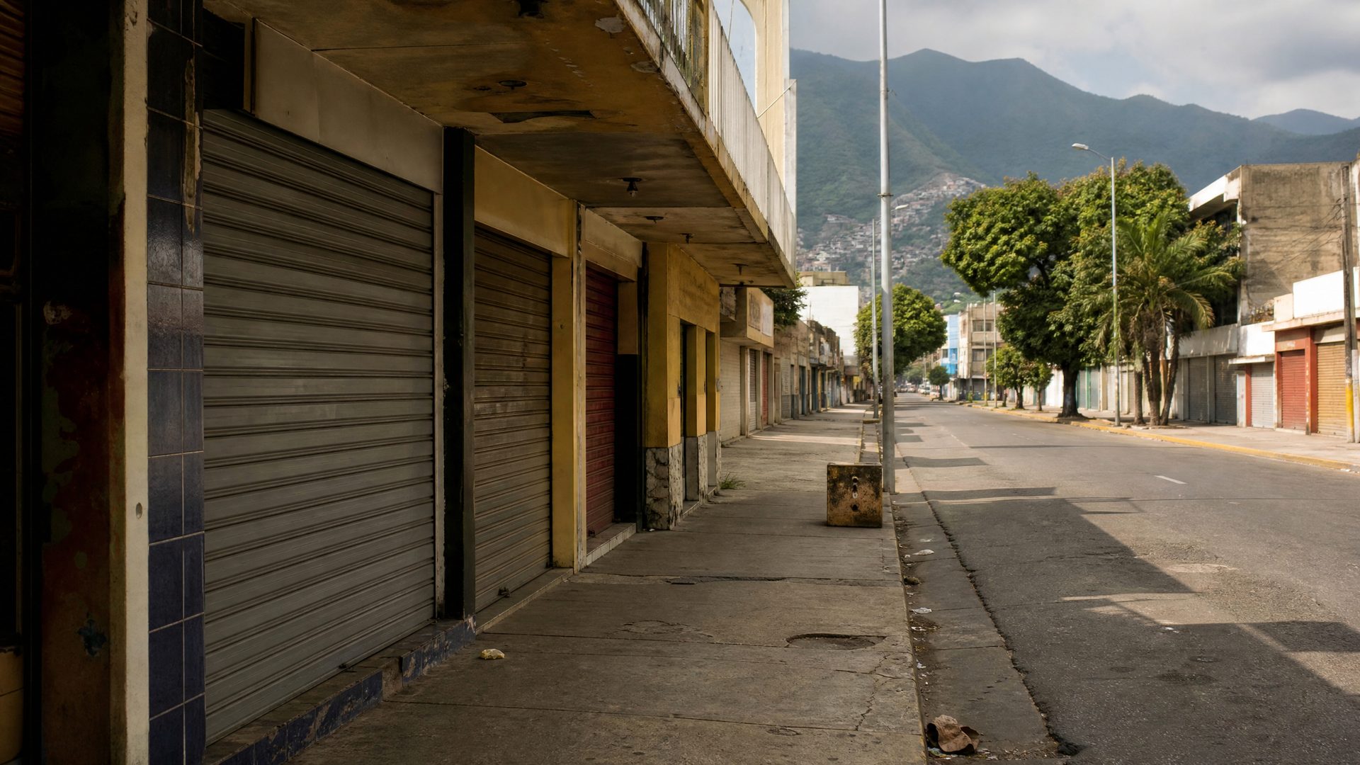 de comercios cerrados o de una calle comercial en La Guaira.