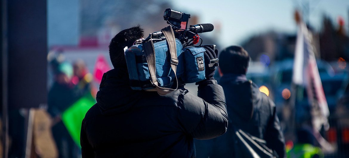 Hostigaron a una periodista al salir de la mesa de diálogo
