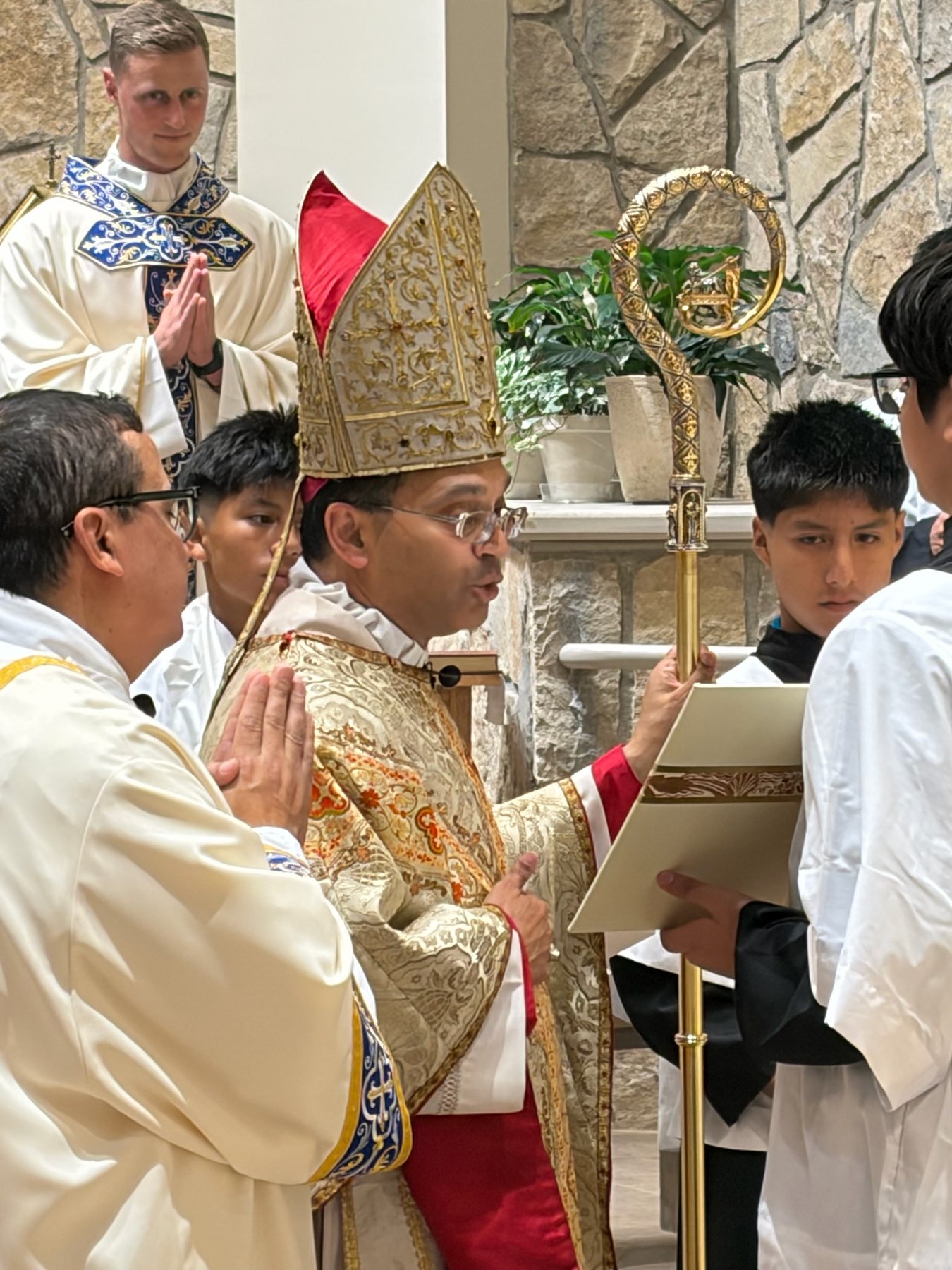 El obispo oficia la ceremonia de bendición de la reliquia de Coromoto.