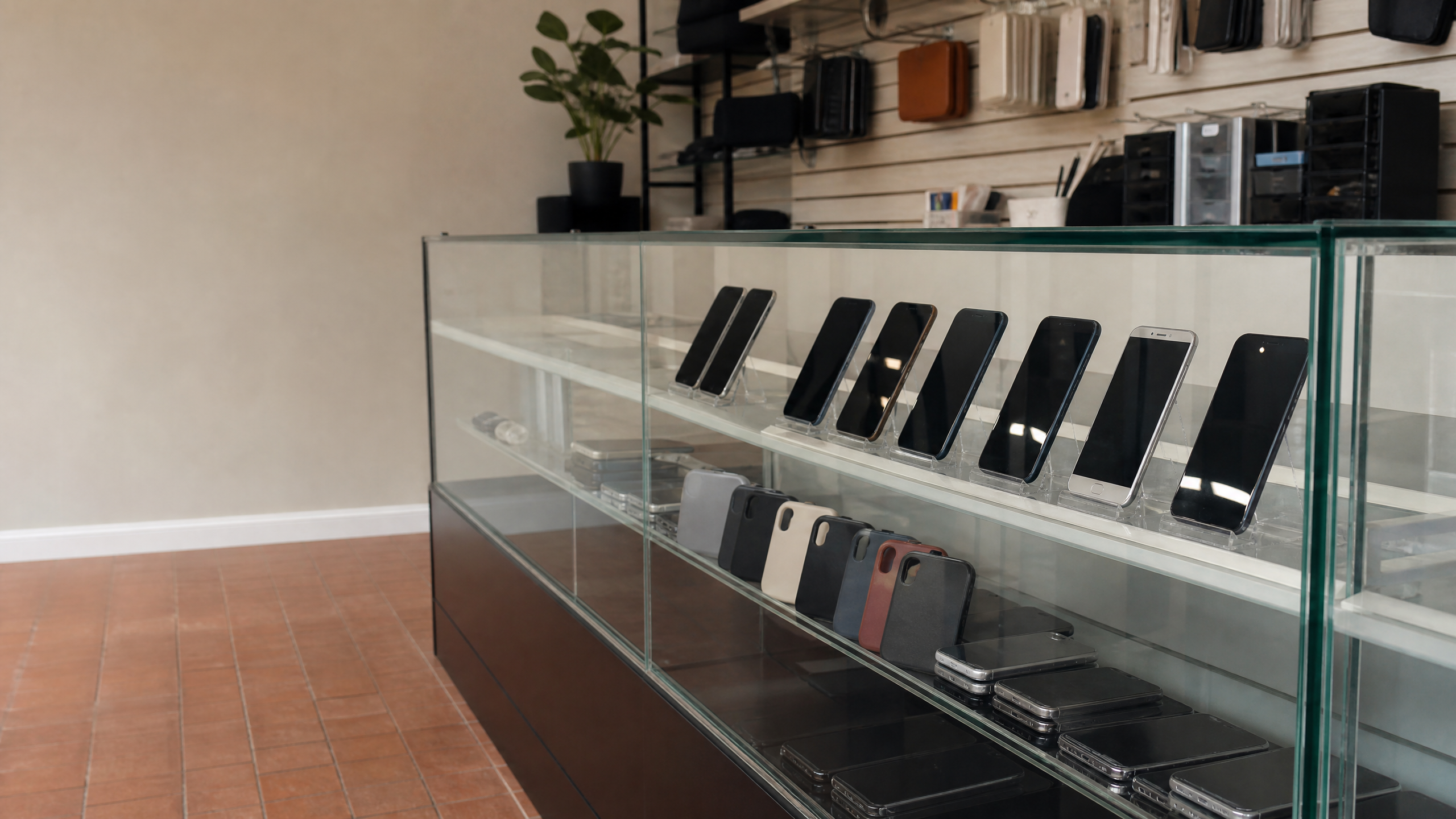 Vitrina de teléfonos y accesorios sin marcas visibles.