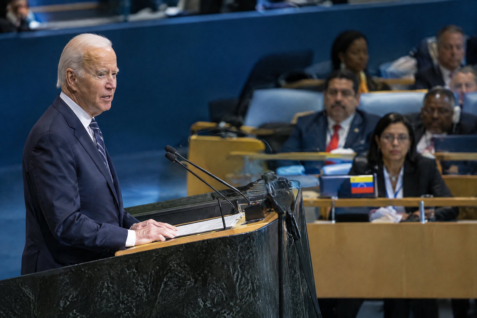 Foto de agencia de Trump en el atril de la Asamblea General, 22 de septiembre de 2026, o de Rodríguez escuchando desde el recinto (AP / Yuki Iwamura).