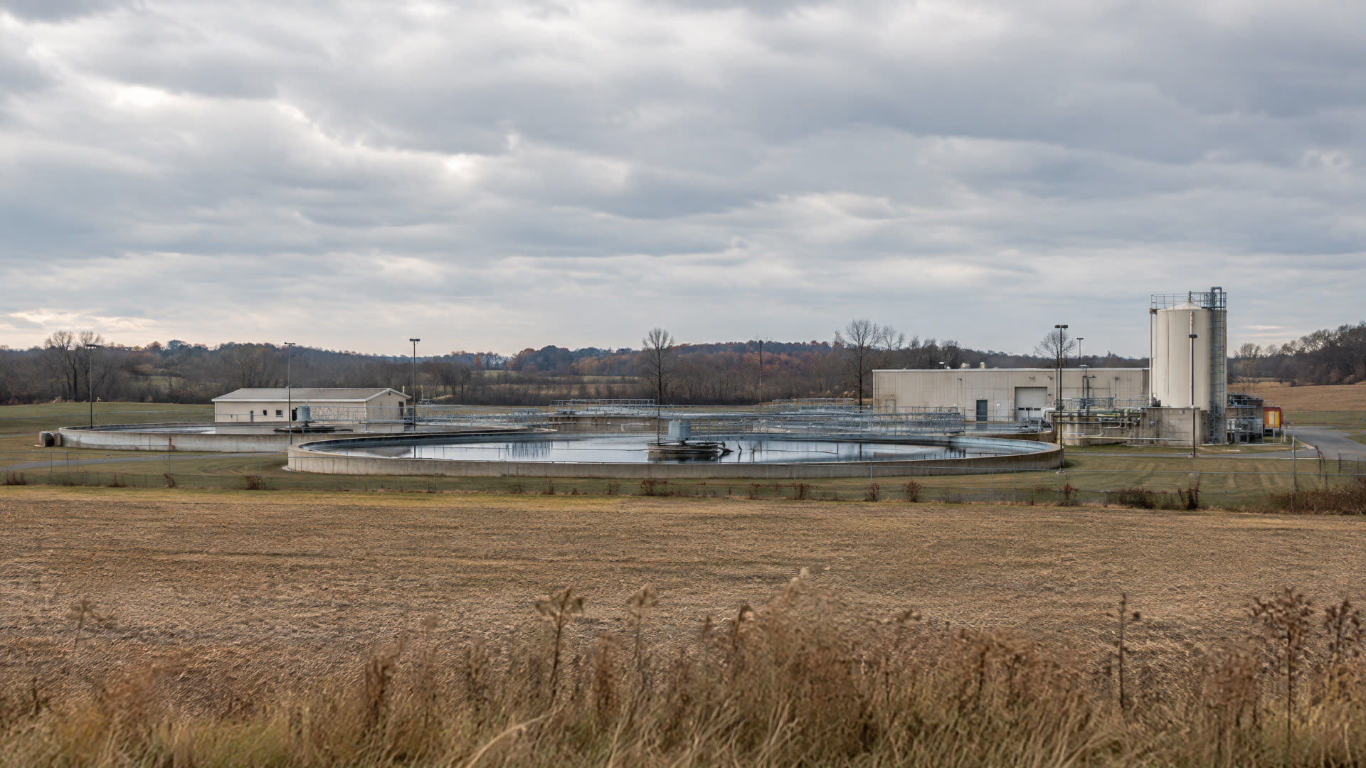 Foto editorial de una instalación industrial o de un paisaje rural en plano general. Sin marcas de empresas.