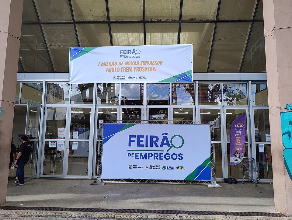 Entrada de una feria de empleo con señalética.