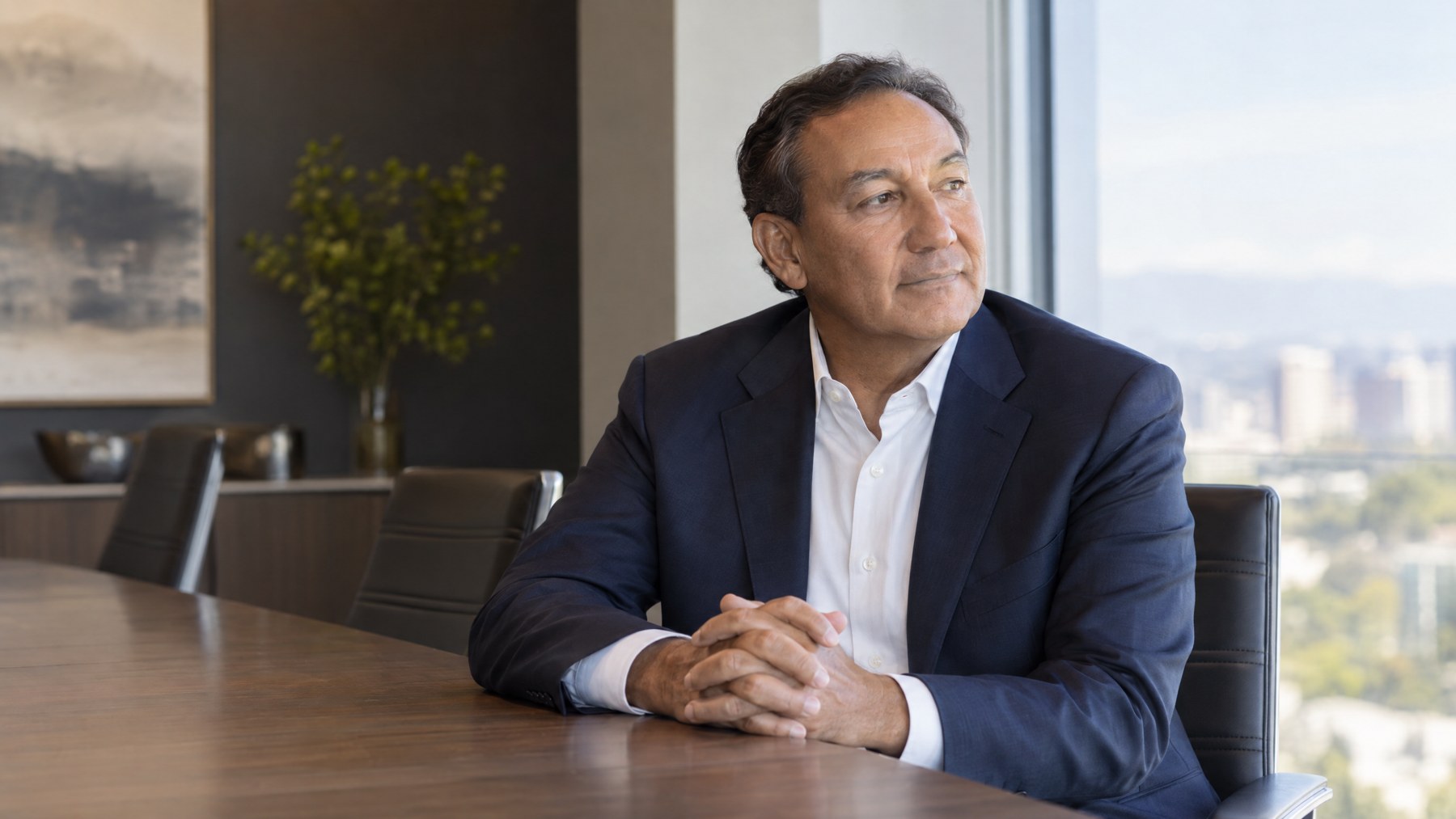 Óscar Muñoz, ejecutivo hispano y exdirector ejecutivo de United Airlines, en una sala de juntas.