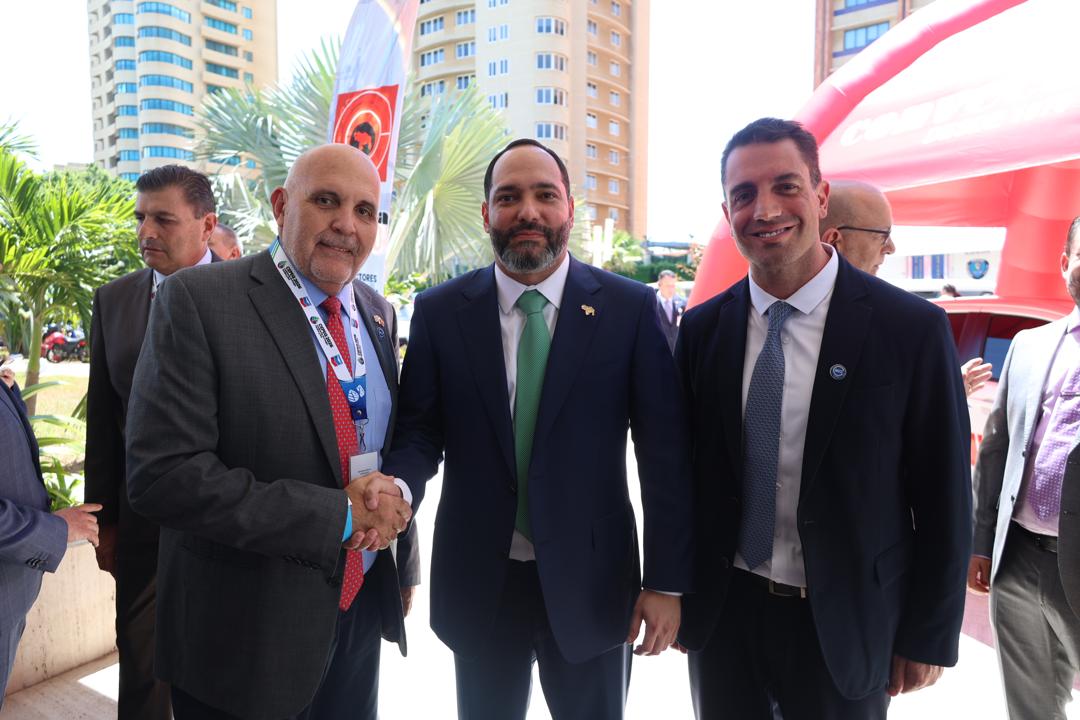 Davide Tomassoni, Philippe Bize y Roberto Alfonso de KEO Energy frente a un edificio en Venezuela