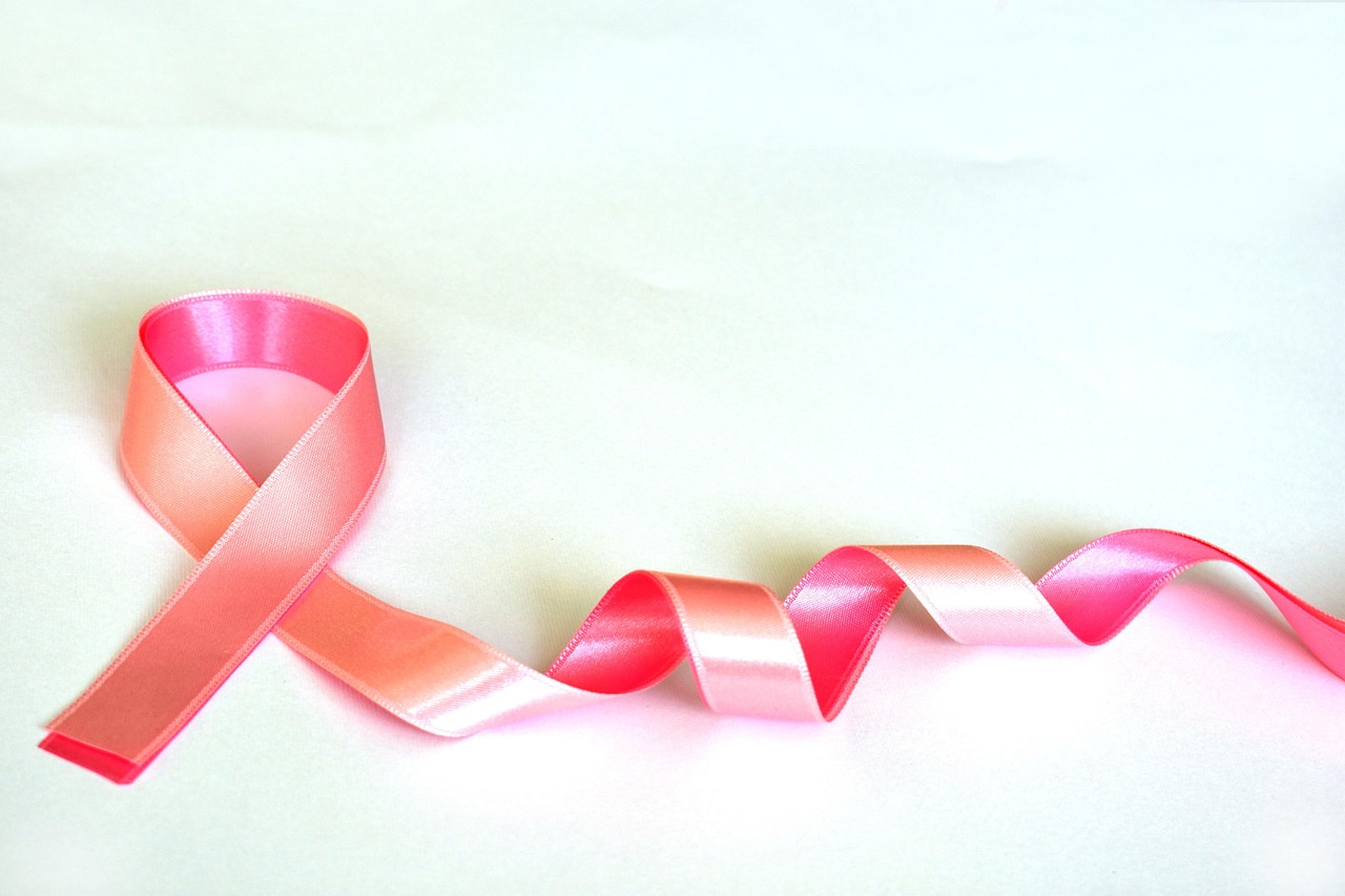 Lazo rosado sobre fondo claro, símbolo de la concienciación sobre el cáncer de mama