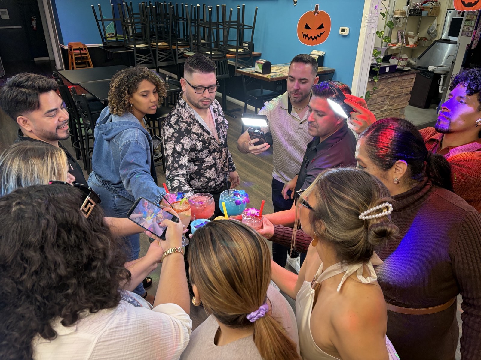 Pacífico Bar & Grill en East Broad Street, Columbus; socios y equipo durante una visita de INCÍSOS.
